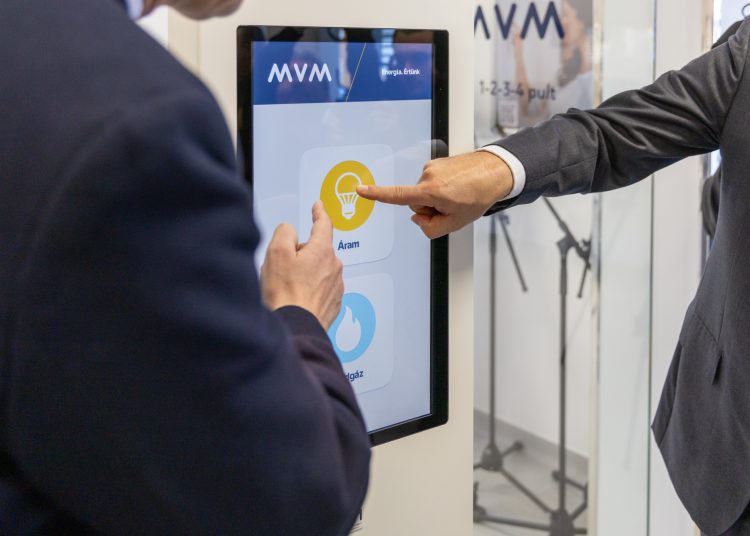 Felújított irodát avatott Vácon az MVM