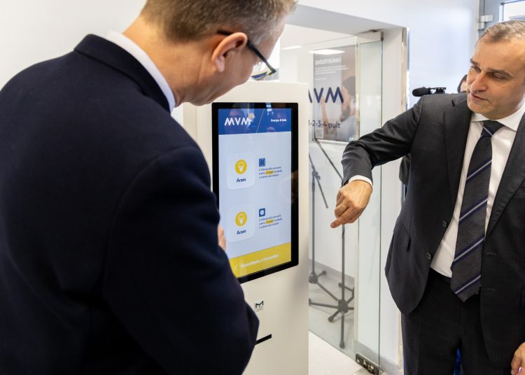 Felújított irodát avatott Vácon az MVM