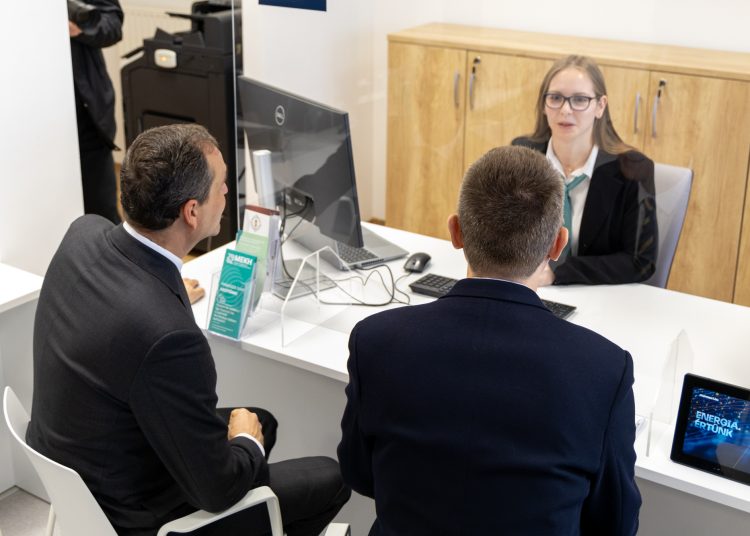 Felújított irodát avatott Vácon az MVM