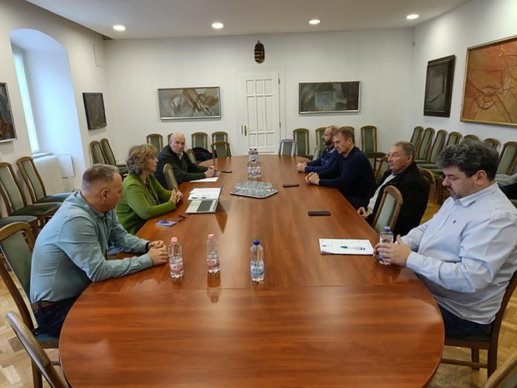 A DK-val tárgyalt a váci városvezetés