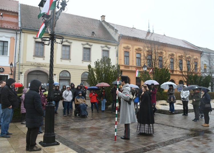 A múzeummal együtt járták végig a város történelmi helyszíneit a szombati sétán