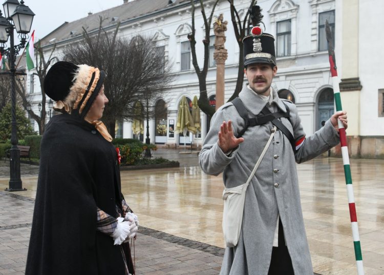 A múzeummal együtt járták végig a város történelmi helyszíneit a szombati sétán