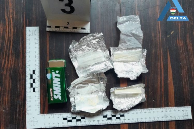 Az asztal alól került elő a díler