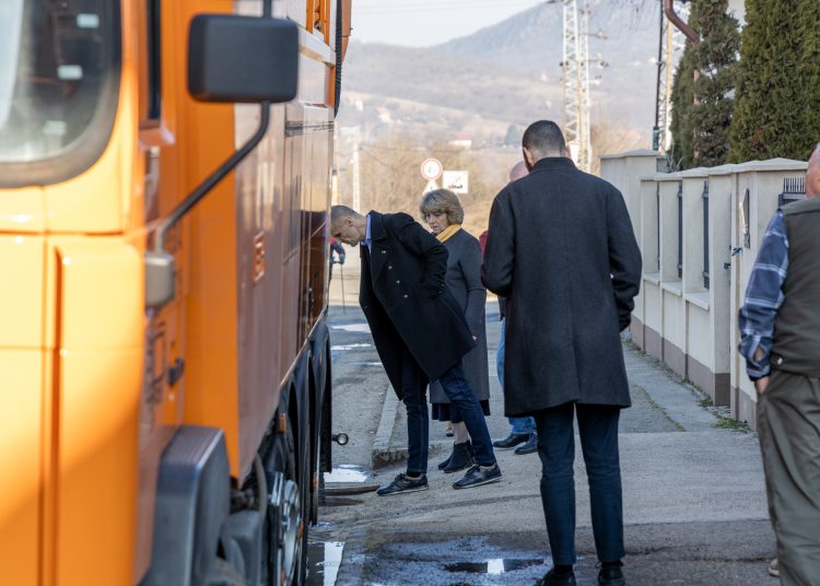Kamerával vizsgálják a Gombási úton az esőcsatorna-rendszert