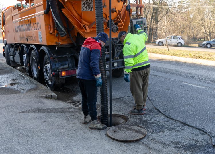 Kamerával vizsgálják a Gombási úton az esőcsatorna-rendszert