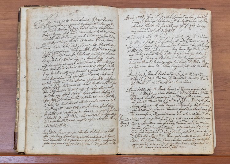 Egy 1700-as évekből származó váci jegyzőkönyv került a levéltár birtokába – videó és galéria