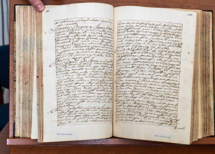 Egy 1700-as évekből származó váci jegyzőkönyv került a levéltár birtokába – videó és galéria