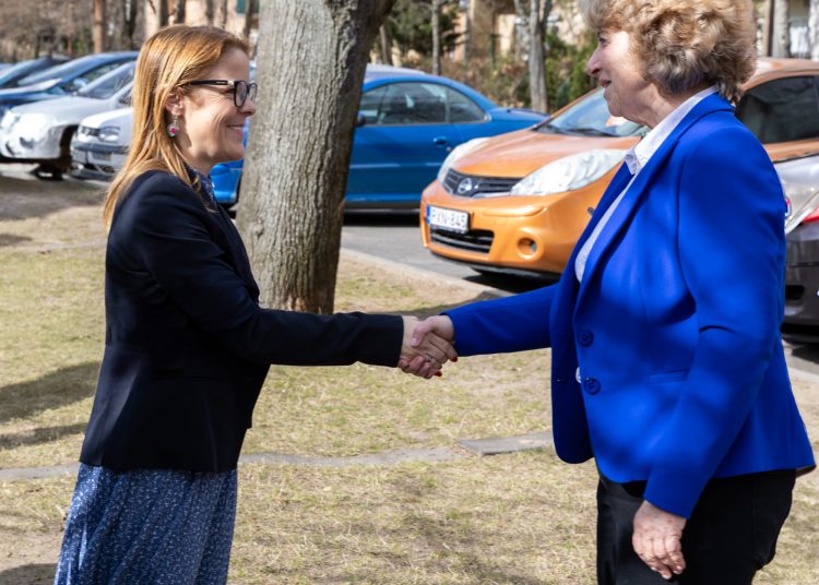 Szakmai bemutatóra érkezett az államtitkár-helyettes Vácra