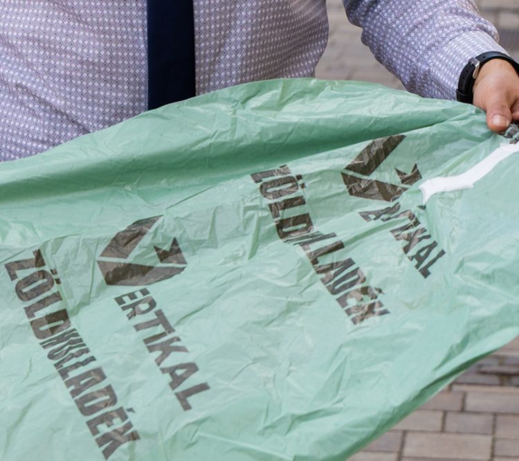 Zöldhulladék-gyűjtő zsák átvételi lehetőség a VERTIKAL Group ügyfélszolgálatán