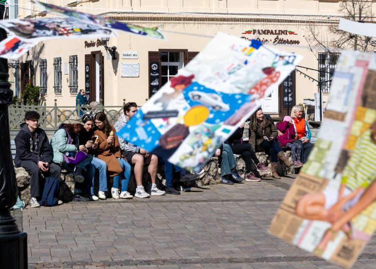 A nagymosás- zenés képzőművészeti performansz a Főtéren – fotógaléria