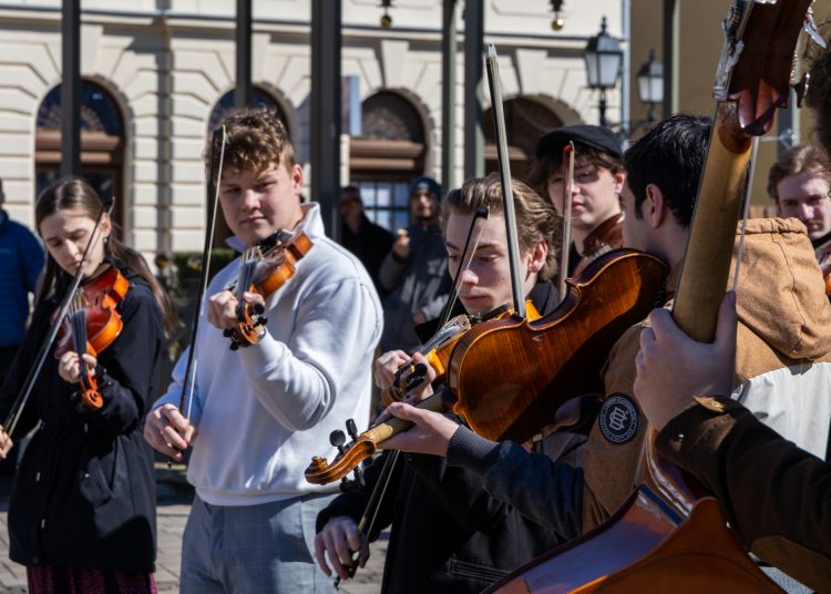 A nagymosás- zenés képzőművészeti performansz a Főtéren – fotógaléria
