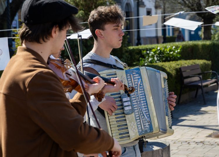 A nagymosás- zenés képzőművészeti performansz a Főtéren – fotógaléria