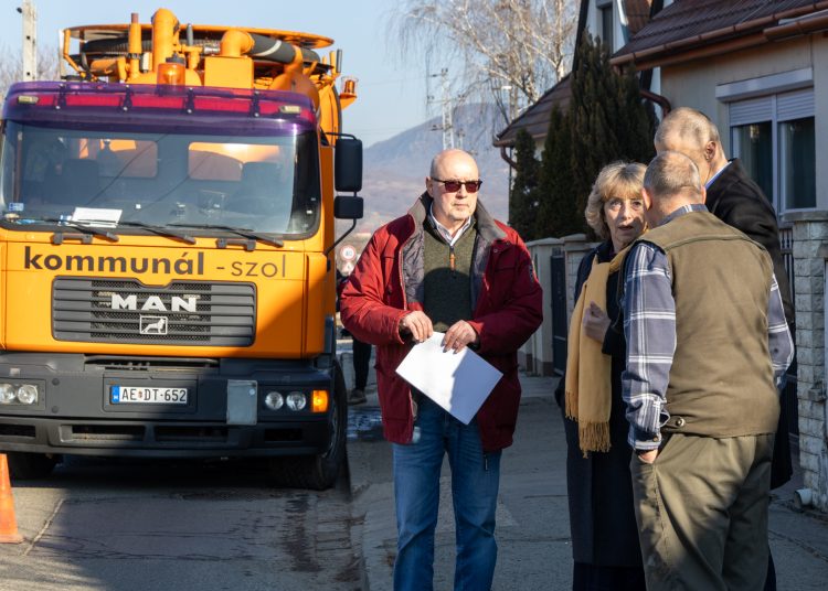 Kamerával vizsgálják a Gombási úton az esőcsatorna-rendszert