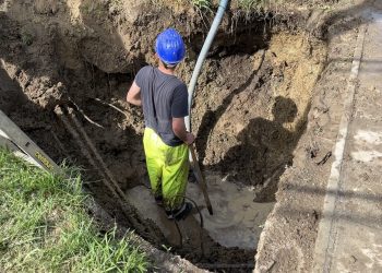 Csőtörést javítanak a Nagymező és a Vám utca találkozásánál – videóval