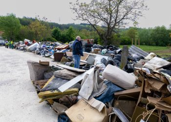 Elszállítják az illegális hulladékot a Csipkerózsa utcából – videóval