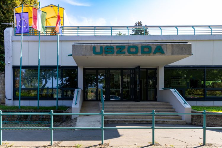 230 gyermek csobbant a medencébe az idei Nyuszi-uszin – videóval