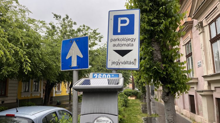 Parkolás: május 1-től turisztikai időszak