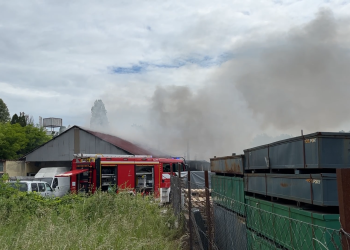 Tűz ütött ki Vácon a Szent László úton, egy pékség épület gyulladt ki, a katasztrófavédők jelenleg is a helyszínen dolgoznak – videóval