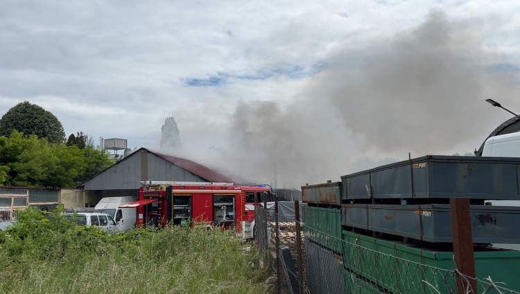 Tűz ütött ki Vácon a Szent László úton, egy pékség épület gyulladt ki, a katasztrófavédők jelenleg is a helyszínen dolgoznak – videóval