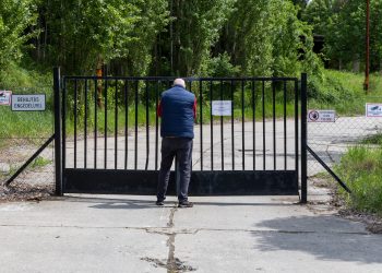 Illegális tevékenységek miatt tették ismét zárhatóvá a volt Esze Tamás laktanya területét – videóval