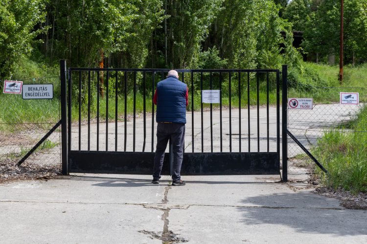 Illegális tevékenységek miatt tették ismét zárhatóvá a volt Esze Tamás laktanya területét – videóval