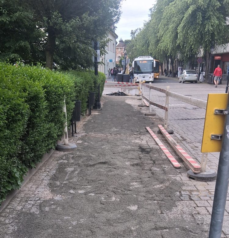 Visszahelyezték a főtéri buszmegállót