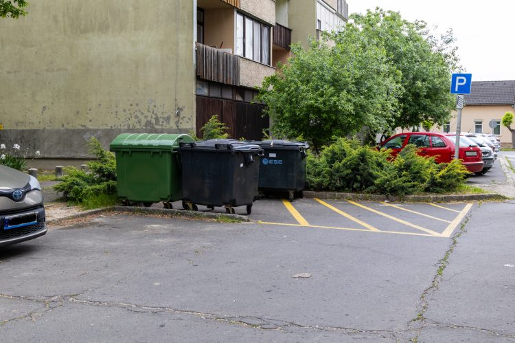 Zárható hulladéktároló konténerek vásárlásához nyújt támogatást az önkormányzat