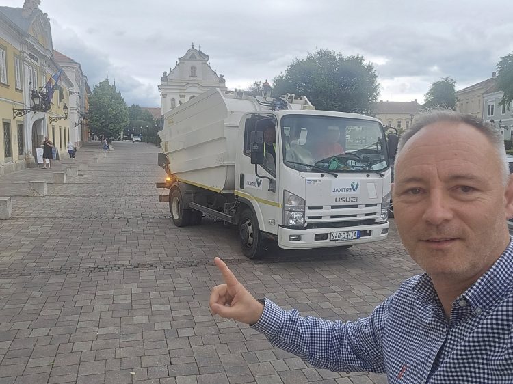 Már Vácon is dolgozik a hulladékkezelő cég kisméretű kukásautója