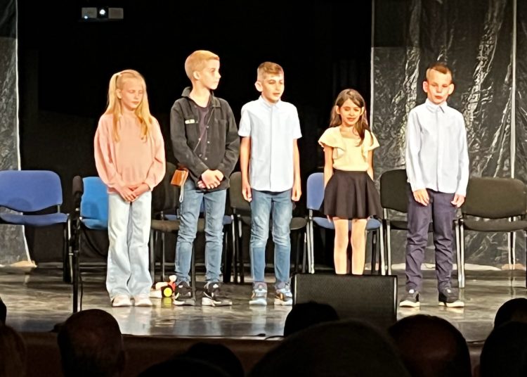 Nemcsak a tanévtől, hanem az igazgatótól is búcsúztak a petőfisek