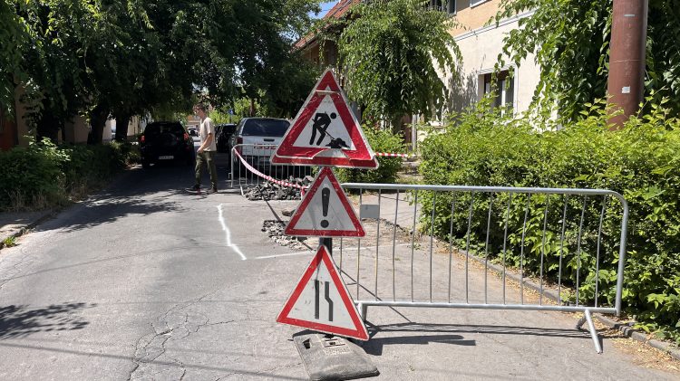 Útszűkületre, vagy akár útlezárásra is lehet számítani a Kossuth utcában