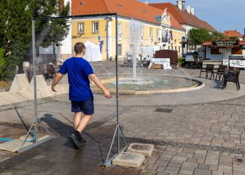 A hőségriadó alatt rendszeresen locsolják a város aszfaltos útjait