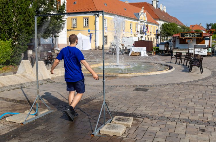 A hőségriadó alatt rendszeresen locsolják a város aszfaltos útjait