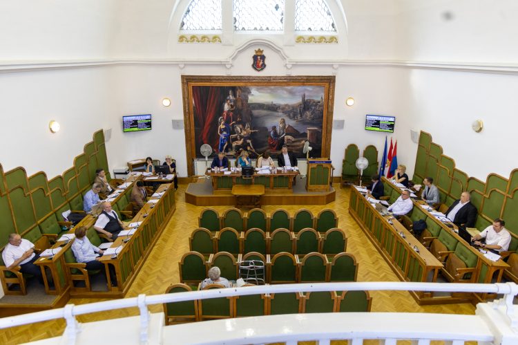 A testületi többség a TOP PLUSZ pályázatok önerejének megemelése mellett döntött