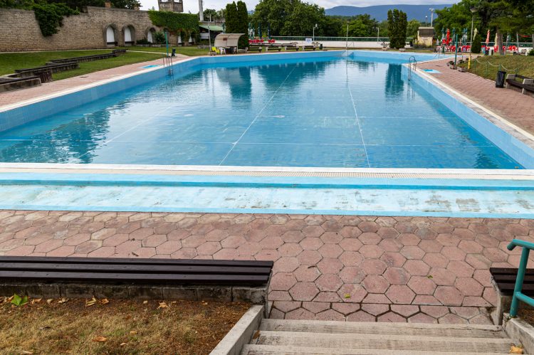 Emberi ürülék volt a nagymedencében- elhárították a kárt