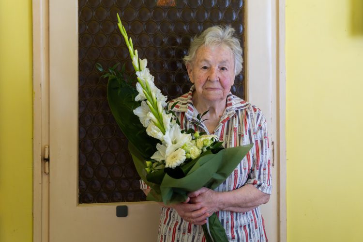 Otthonában köszöntötték a 90 éves König Gizella nénit