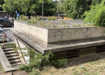 Vállalkozó veheti meg a Naszály áruház előtt lévő rég nem működő nyilvános WC épületét – videóval