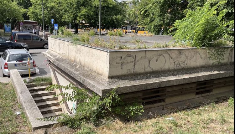 Vállalkozó veheti meg a Naszály áruház előtt lévő rég nem működő nyilvános WC épületét – videóval