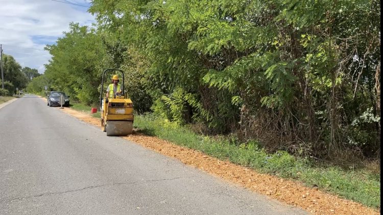 A Borász utcától a Csipkerózsa utcáig megújul a padka a Sejcei úton – videóval