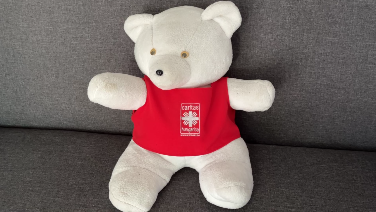 Rászoruló gyerekeknek gyűjt tanszerekre a Váci Egyházmegyei Karitász – videóval