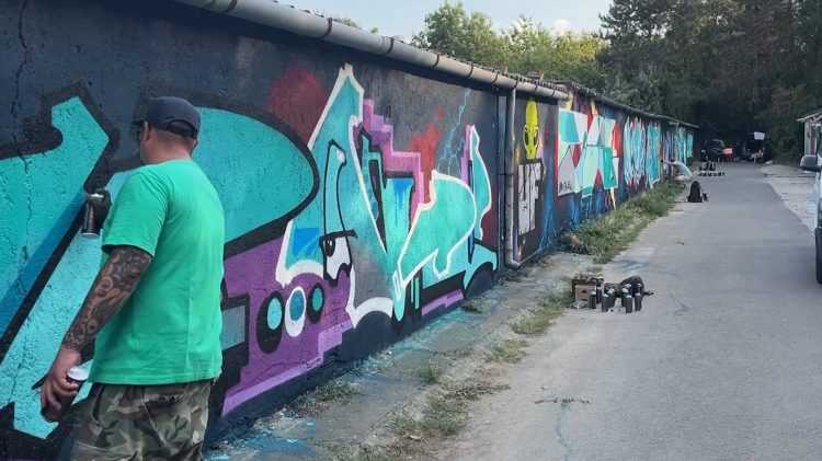 Street art, közösség, lendület – Garázsfalak szépültek meg Deákváron