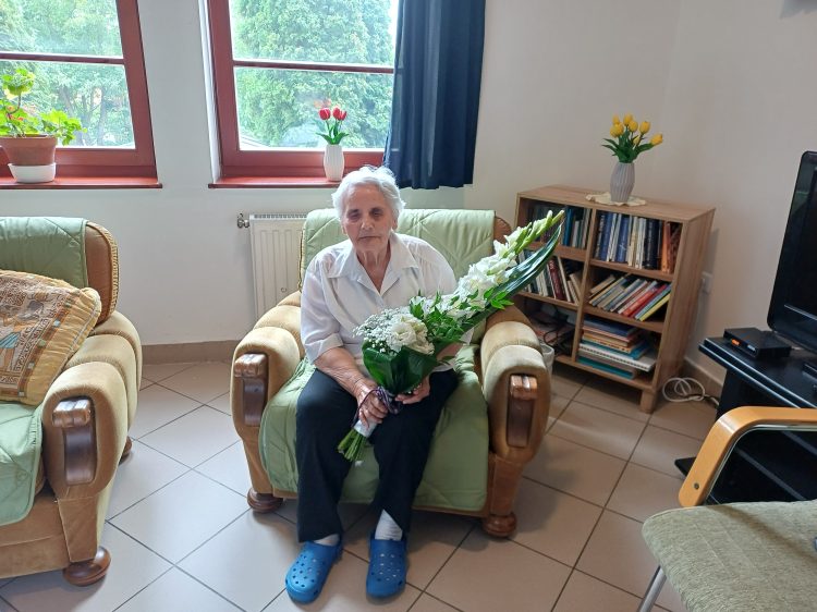 90. születésnapja alkalmából köszöntötte az Önkormányzat Éva nénit