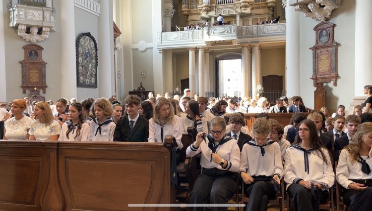 A váci egyházi fenntartású iskolákban istentisztelettel indult a tanév – videóval