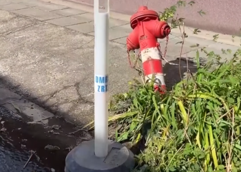 Kukásautó nyomta meg a tűzoltócsapot, szünetel az ivóvízszolgáltatás – videóval