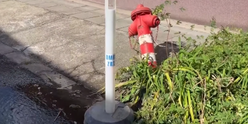 Kukásautó nyomta meg a tűzoltócsapot, szünetel az ivóvízszolgáltatás – videóval