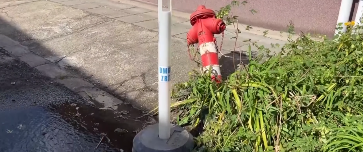 Kukásautó nyomta meg a tűzoltócsapot, szünetel az ivóvízszolgáltatás – videóval