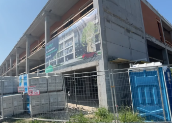 Két építkezés is nehezíti a közlekedést a váci iskolavárosban – videóval