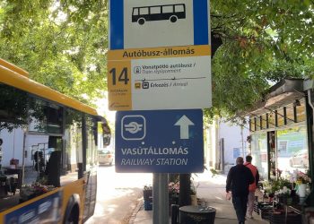 Pótlóbuszok szállítják az utasokat a “kispiros” vonalán