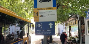 Pótlóbuszok szállítják az utasokat a “kispiros” vonalán