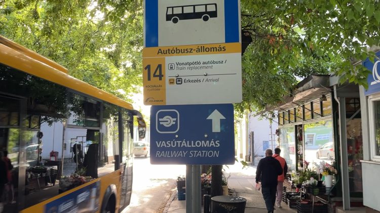 Pótlóbuszok szállítják az utasokat a “kispiros” vonalán