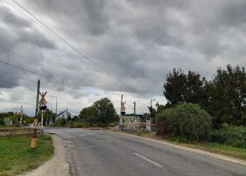 Kikapcsolják a fénysorompót a Rádi úti átjáróban. A kikapcsolás várható időtartama 2025. 10. 07. 08:00 órától – 2025. 10. 09. 19:00 óráig.